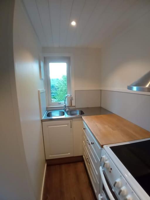 Nyrenoverad Charmig Gaeststuga Med Sovloft I Jaerpen Jarpen Extérieur photo