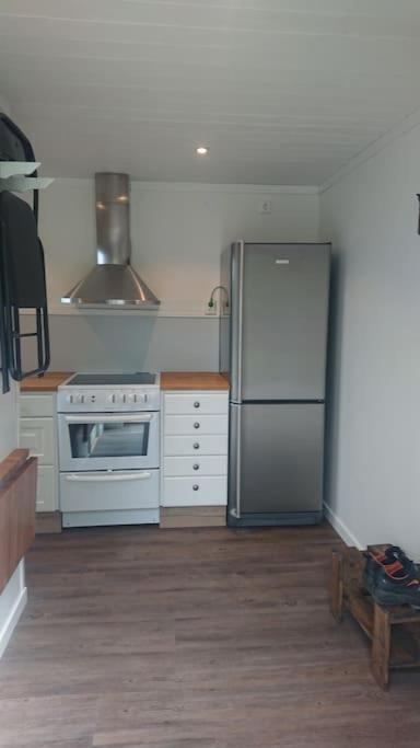 Nyrenoverad Charmig Gaeststuga Med Sovloft I Jaerpen Jarpen Extérieur photo